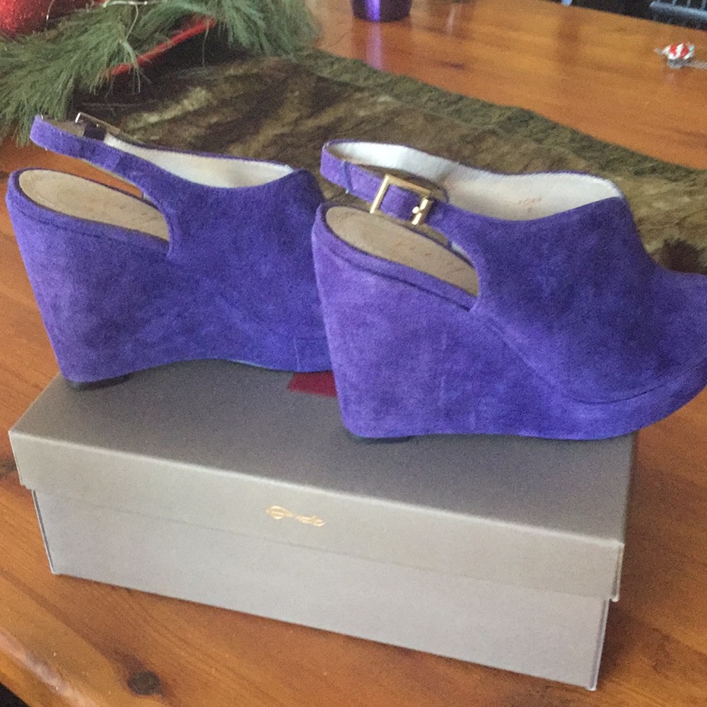 Women's suede wedge shoe